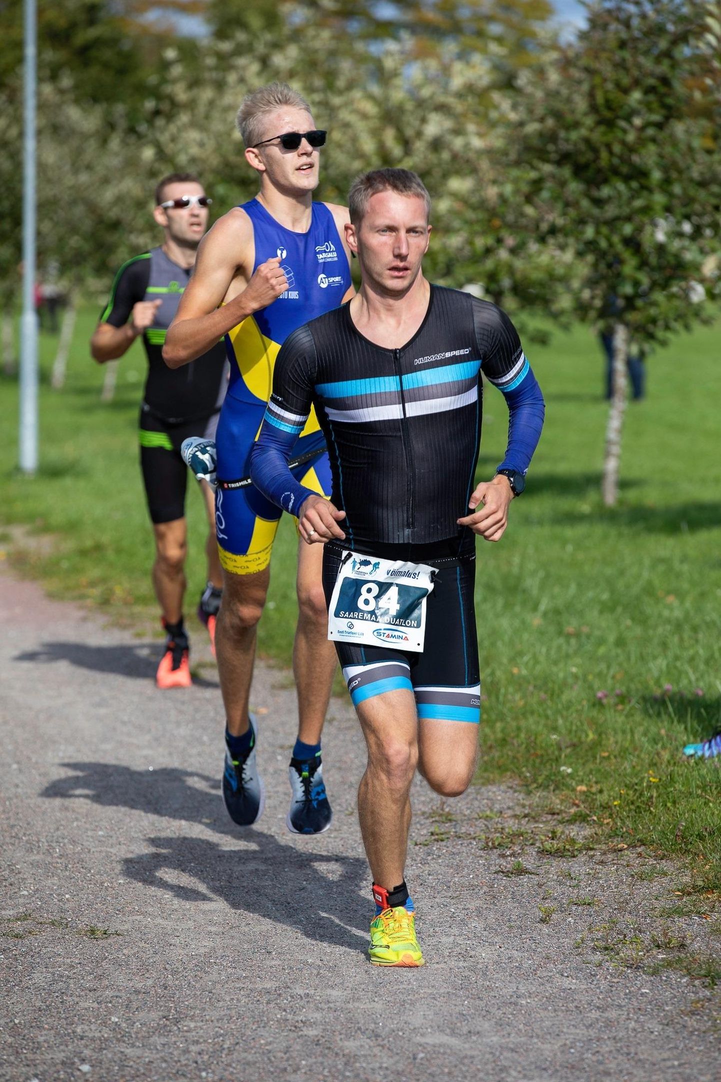 Mart Suurkivi (ees) asetas võistlushooajale punkti, lõpetades Saaremaa duatloni esikümnes.