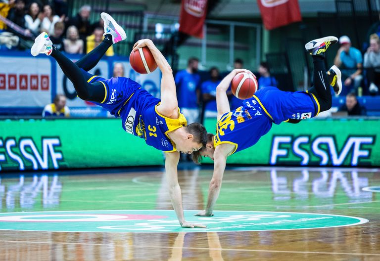 Ukraina korvpallurid vaheajal trikke tegemas.