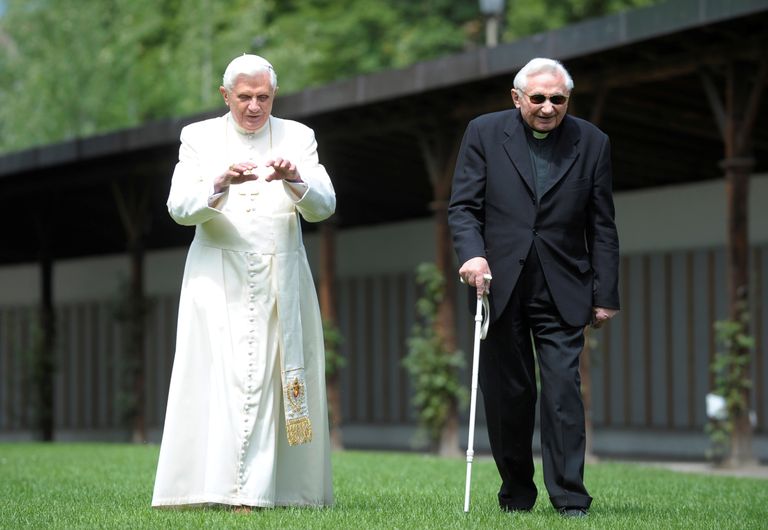 Pāvests Benedikts XVI (Jozefs Racingers) ar brāli Georgu pastaigā 2008. gadā Itālijā