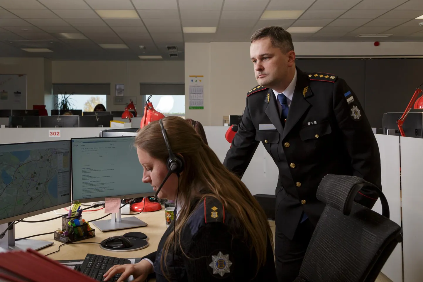 Häirekeskuse ida keskuse juhataja Janek Murakas jälgib päästekorraldaja tegemisi.