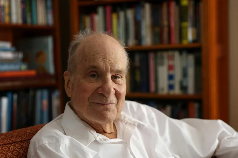 Columbia ülikooli emeriitprofessor Louis Brus oma kodus.