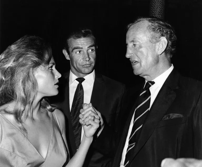 Filmis «Dr. No» säranud Ursula Andress ja Sean Connery koos Bondi-romaanide autori Ian Flemingiga.