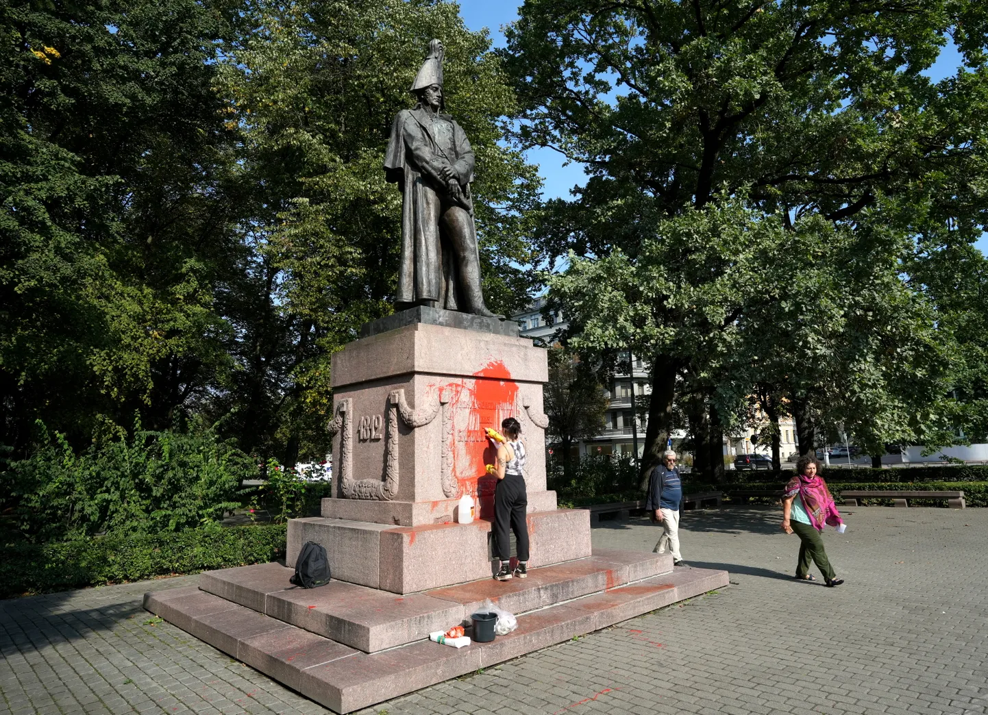 Tiek tīrīts apķēpātais piemineklis ģenerālfeldmaršalam Mihailam Barklajam de Tolli Esplanādē. (12.09.2024)