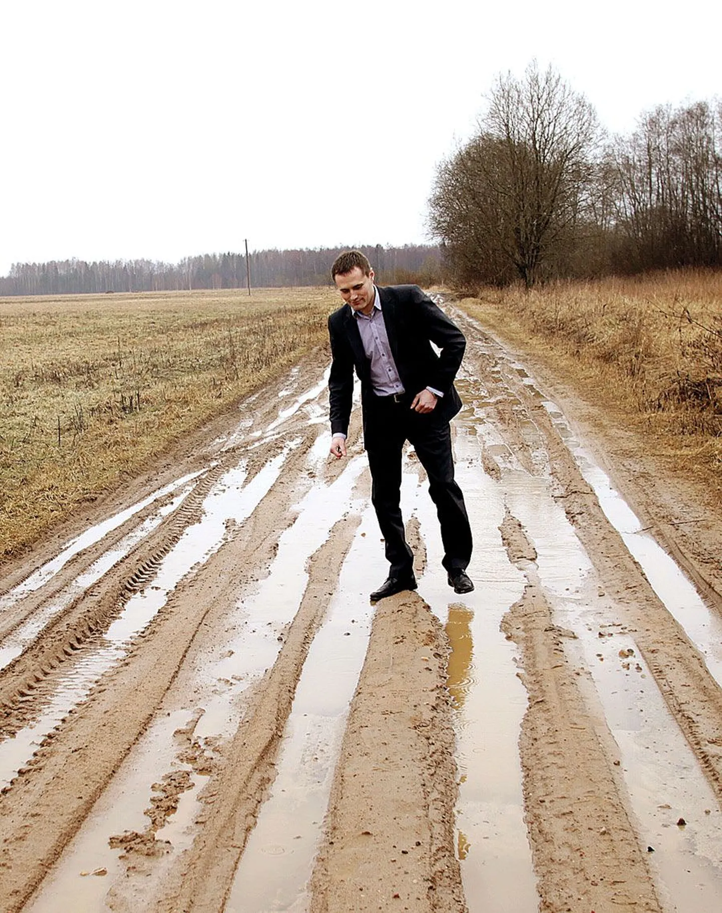 Vara abivallavanem Tarmo Kivi näitas eile, kui nirus seisus on Kivistiku–Põdra tee, mida rahvas kutsuvat Poriküla teeks.