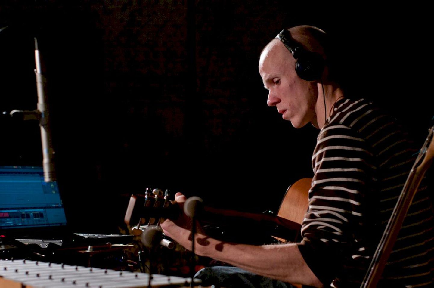 Iisak Sulev Andreller mängib ise kõiki kontserdil kõlavaid instrumente ja kasutab ka luuperit.