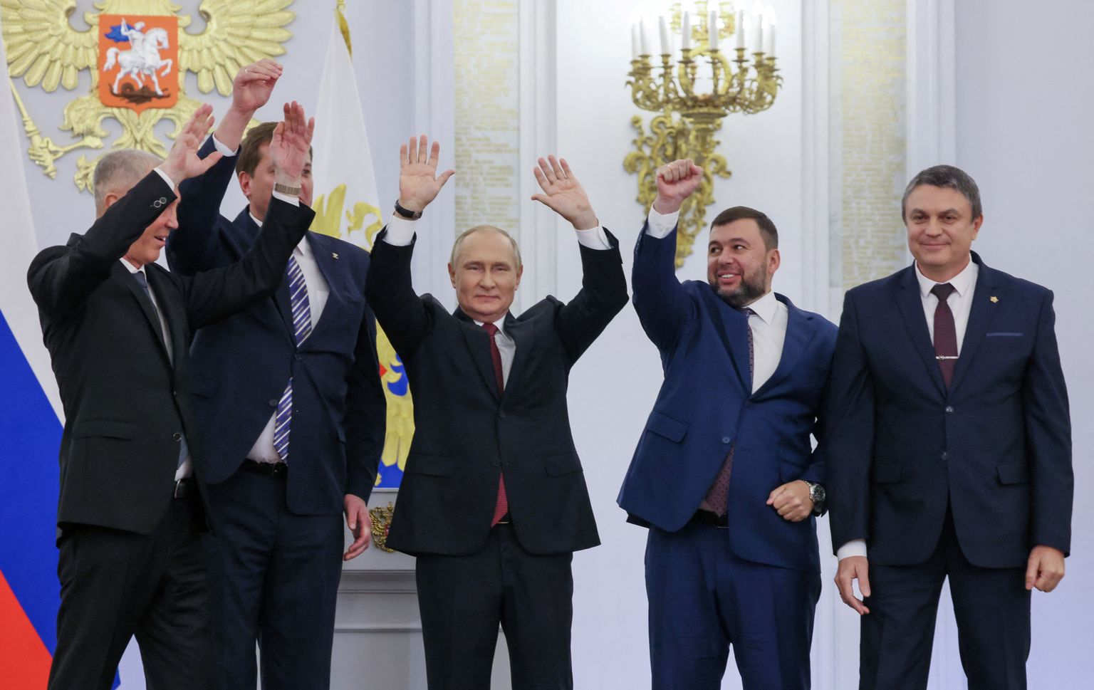 Venemaa riigipea Vladimir Putin koos nelja okupeeritud Ukraina territooriumi nukuvalitsuse juhiga juubeldamas.