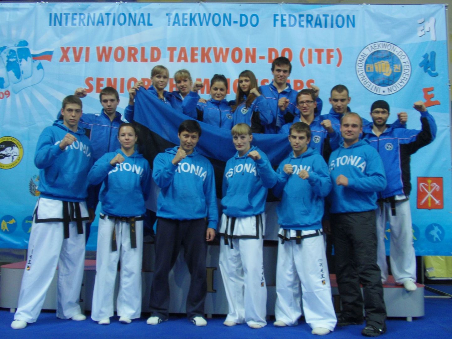 Eesti taekwondo koondis Peterburis MM-il. Esireas vasakult esimene Sten Anslan, paremalt esimene treener Ruslan Smirnov.