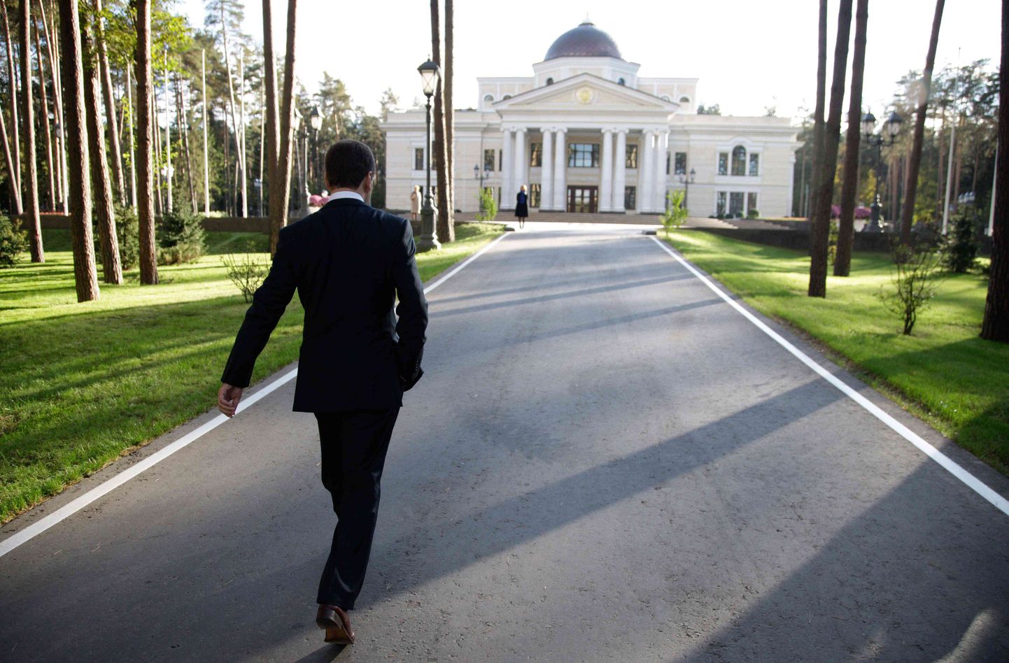 President Dmitri Medvedev sammub oma ametliku residentsi Gorki-9 poole.