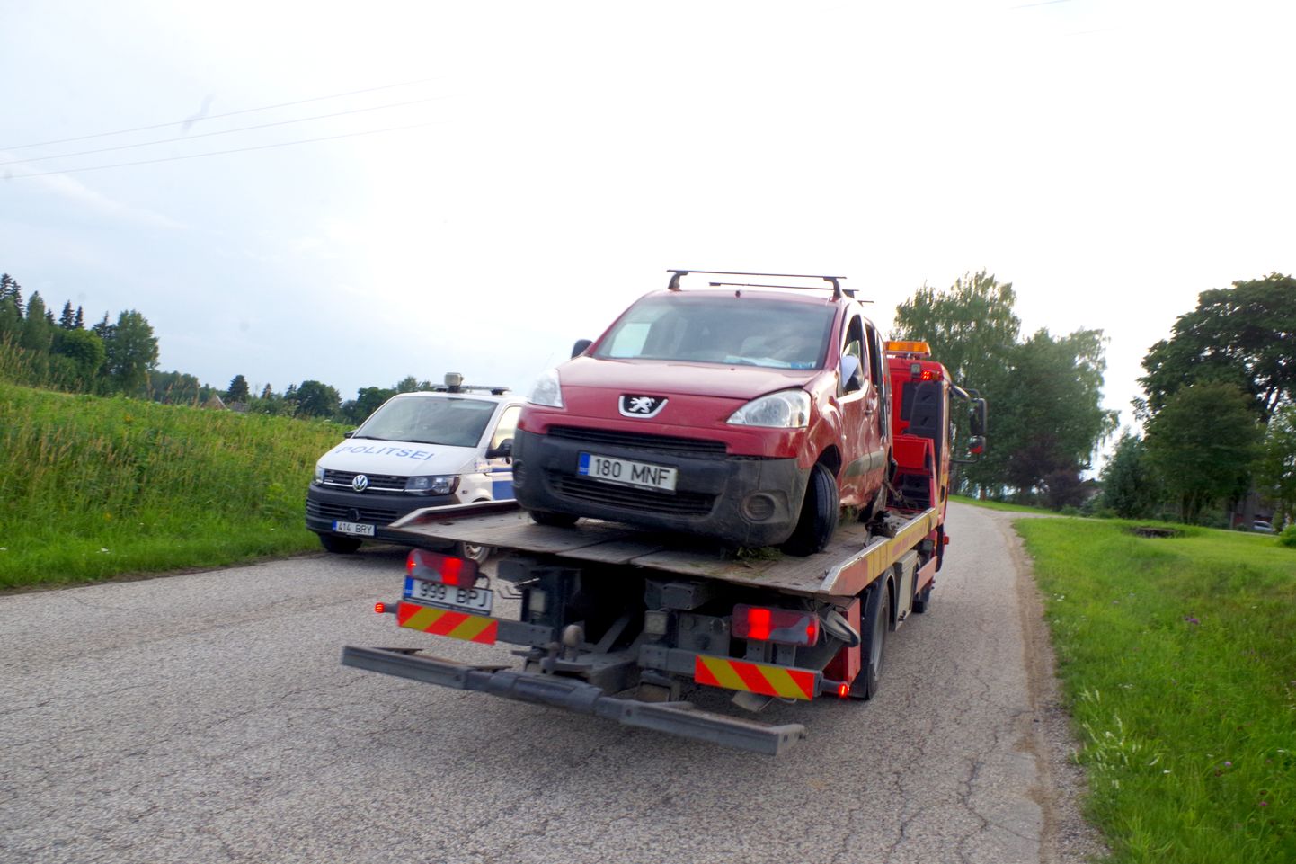 Verijärve külas teelt välja sõitnud kaubik viidi Võrru politsei parklasse.