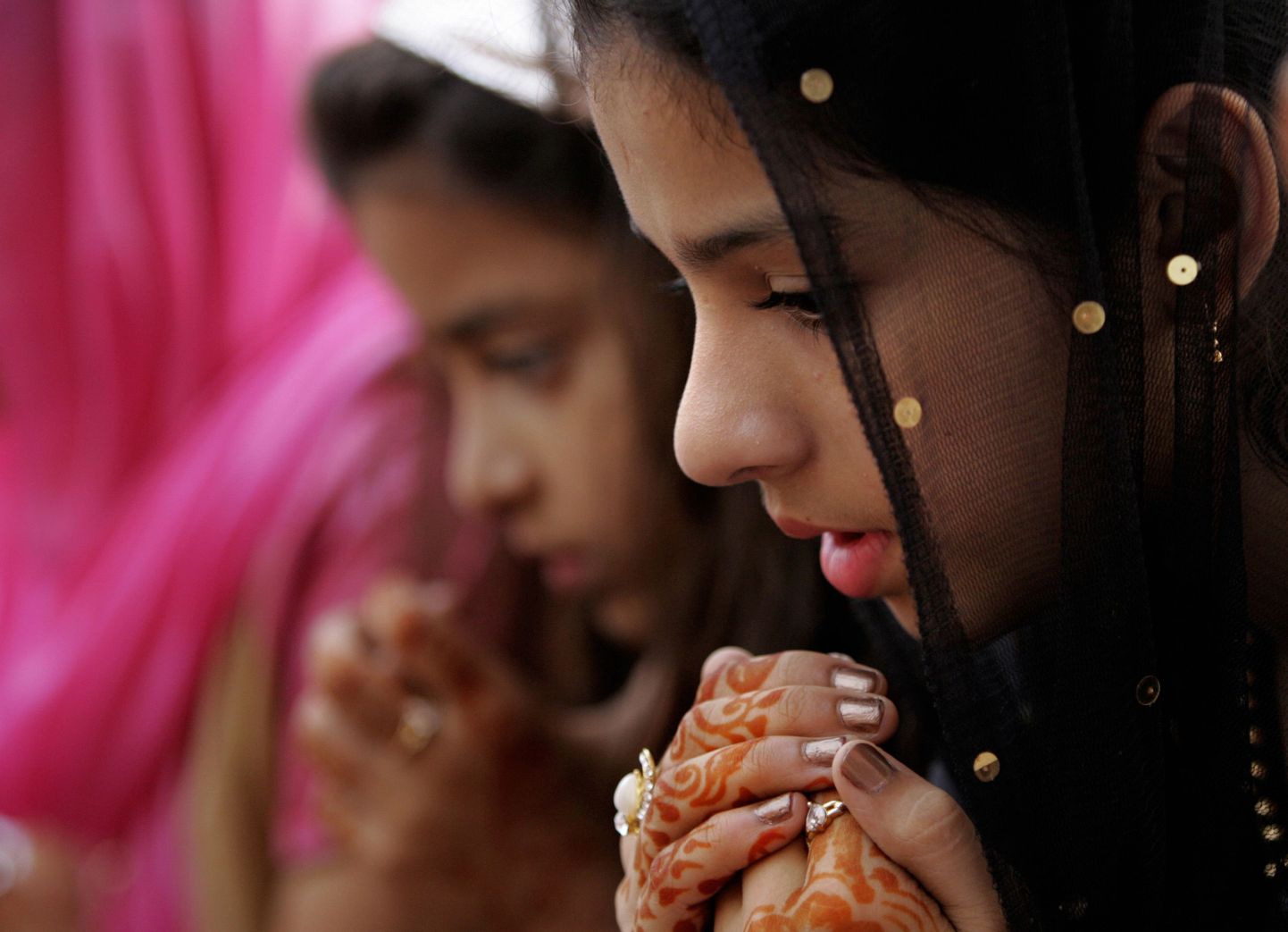 India tüdrukud abiellusid konnadega