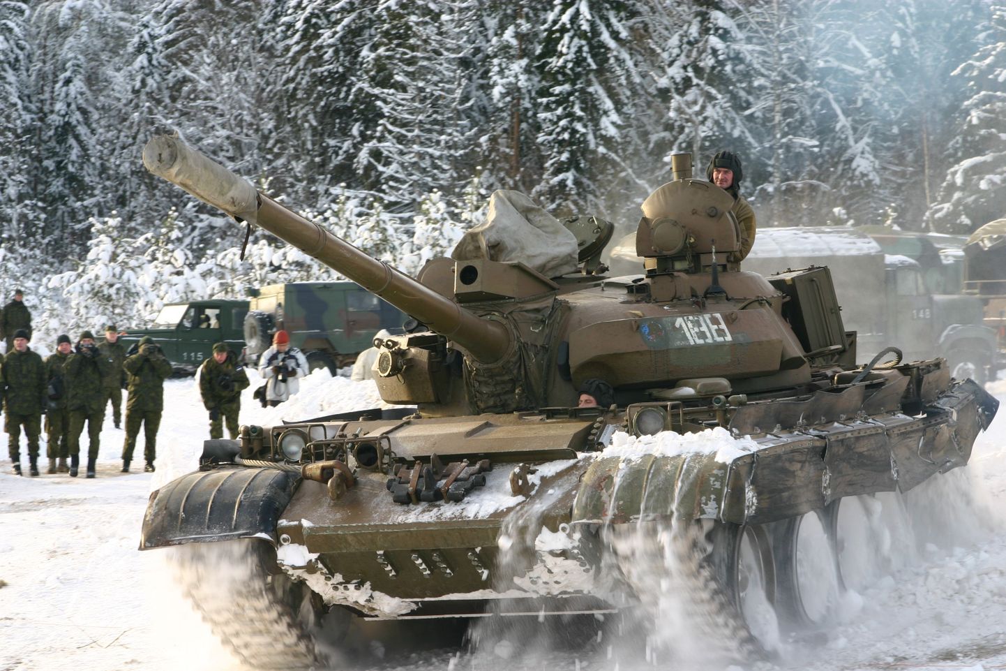 Kuna Eestil ei ole ühtegi tanki, tuli see õppuste tarvis kohale sõidutada Lätist.