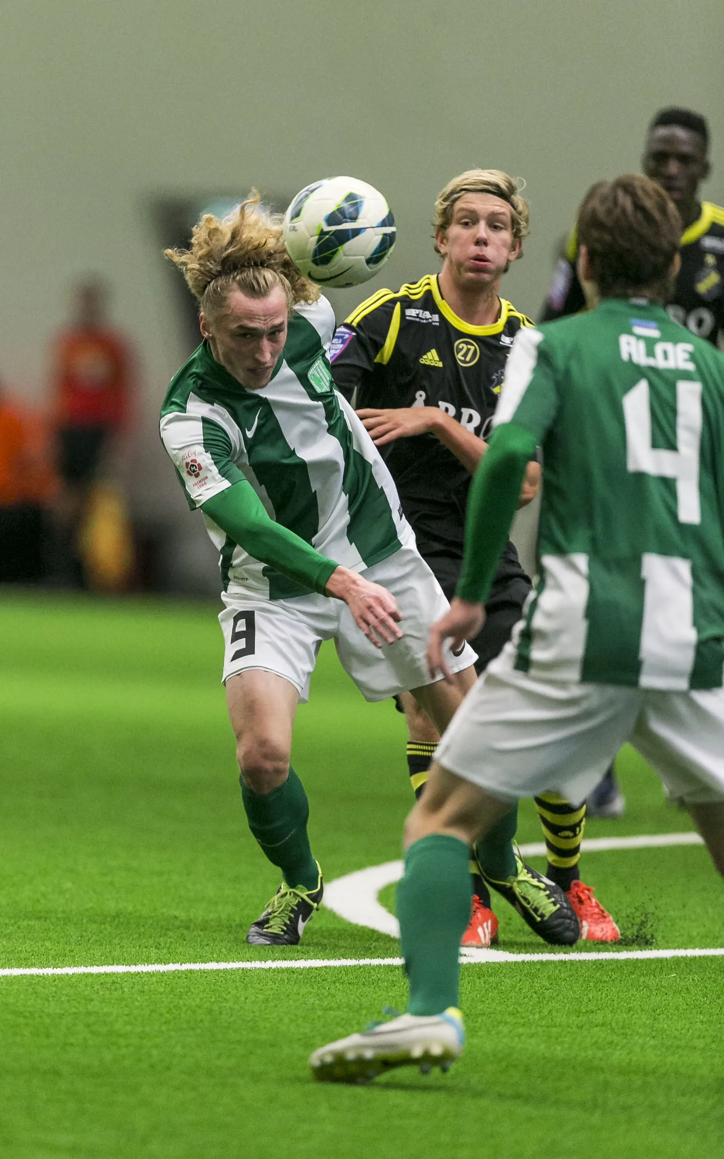 FC Flora (rohelises) heitlemas Lilleküla sisehalli avamängus Rootsi klubiga Stockholmi AIK.