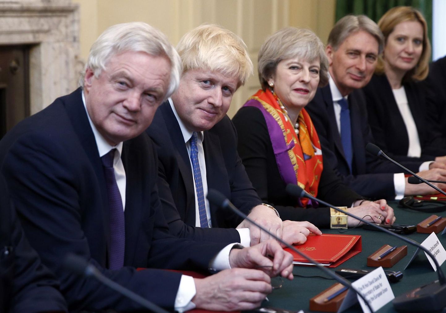 Endine Brexiti-minister David Davis (vasakul), tema kõrval endine välisminister Boris Johnson ja peaminister Theresa May 2016. aasta novembris.