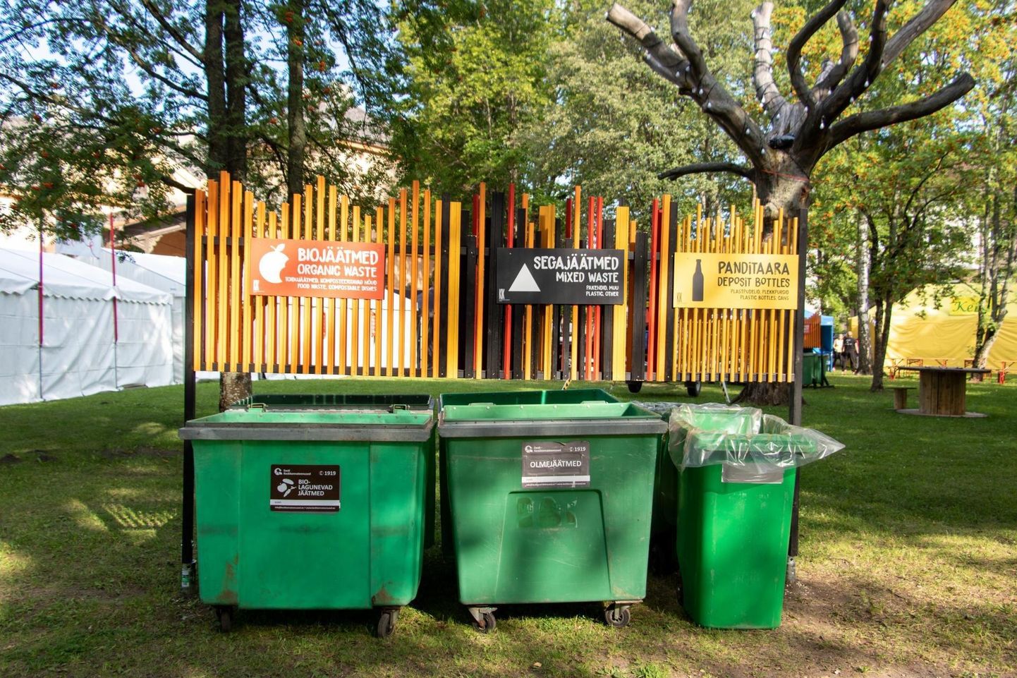 Nendesse konteineritesse koguti tänavusel Viljandi pärimusmuusika festivalil jäätmed. Biojäätmete konteinerisse pandi ka komposteeruvad nõud ning need lagundati Väätsa prügilas.