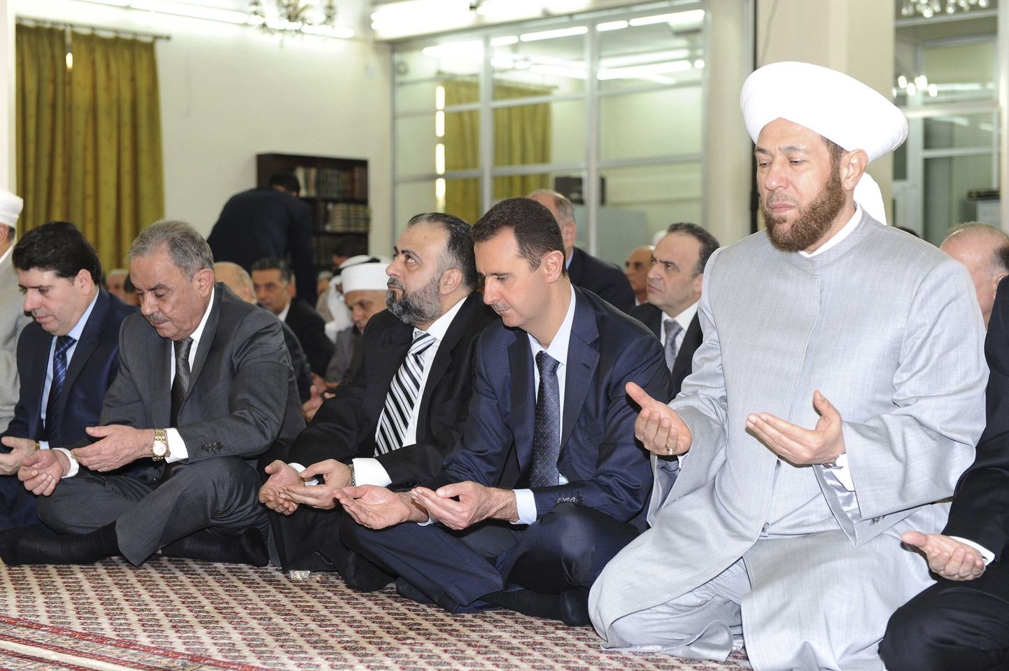 President Bashar al-Assad ilmus täna islamipühade puhul Damaskuse mošeesse.