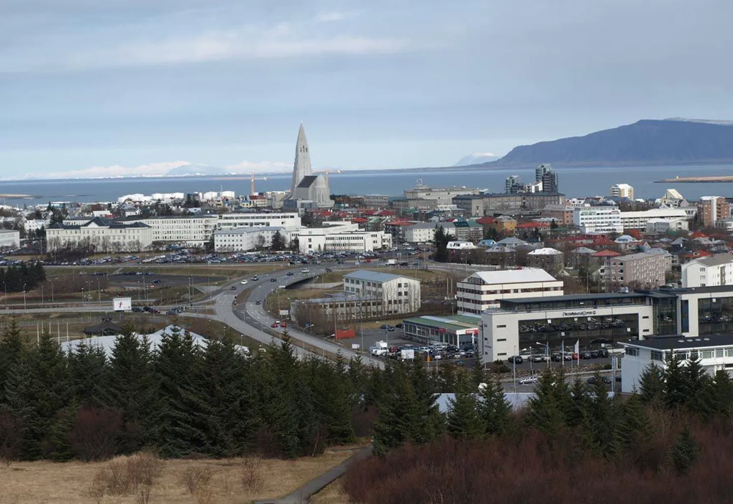 Vaade 180 000 elanikuga Islandi pealinnale Reykjavikile. Taamal kõrgub Hallgrimskirkja.