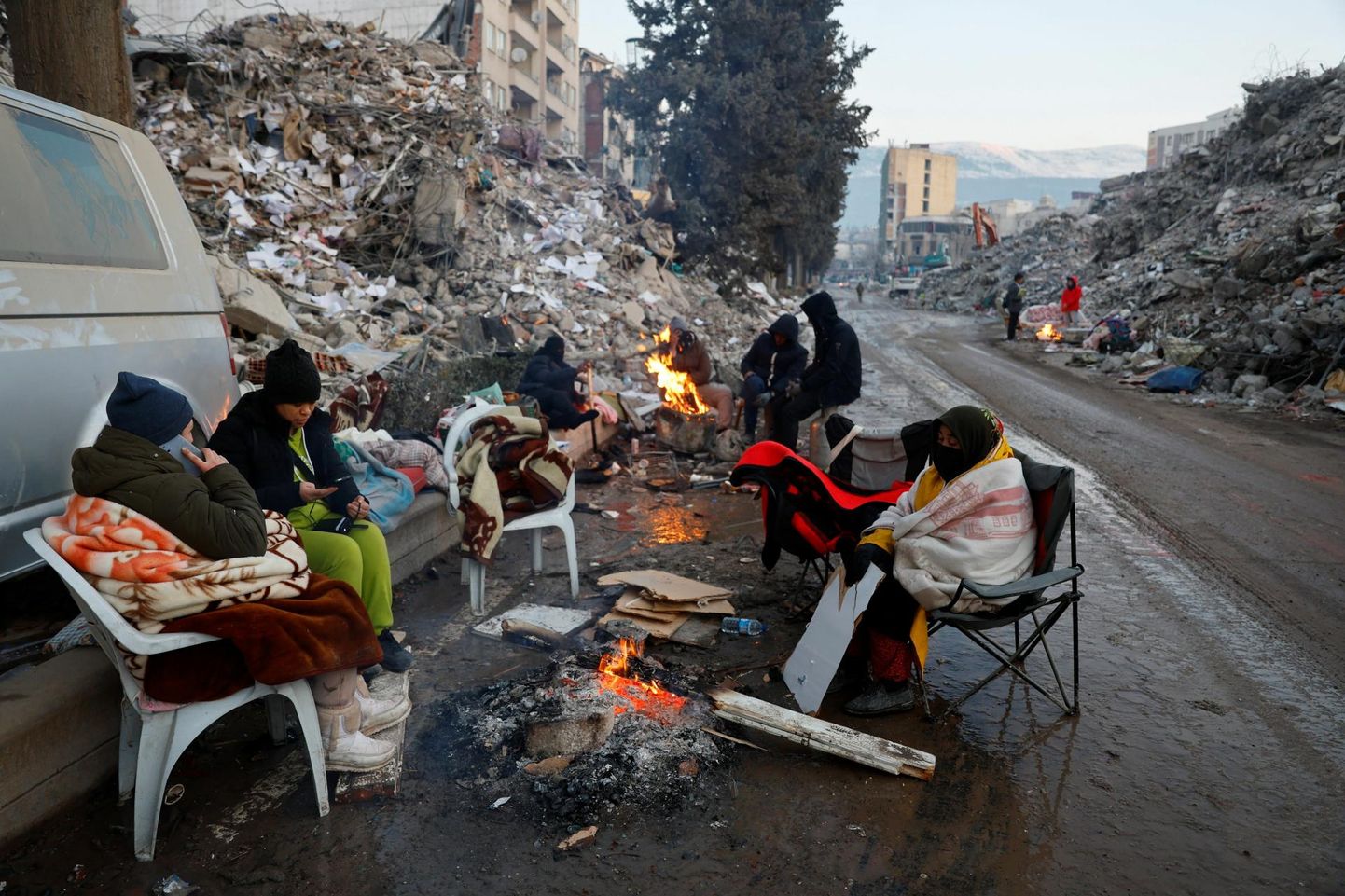 Inimesed soojendavad end lõkke ääres keset maavärina rususid Türgis Kahramanmaraşes.
 