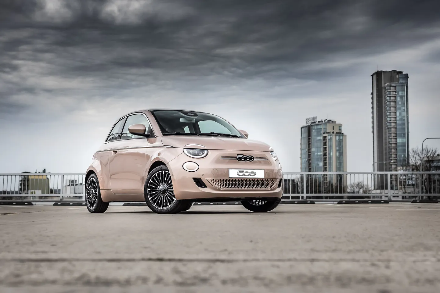 Новый электромобиль Fiat 500.