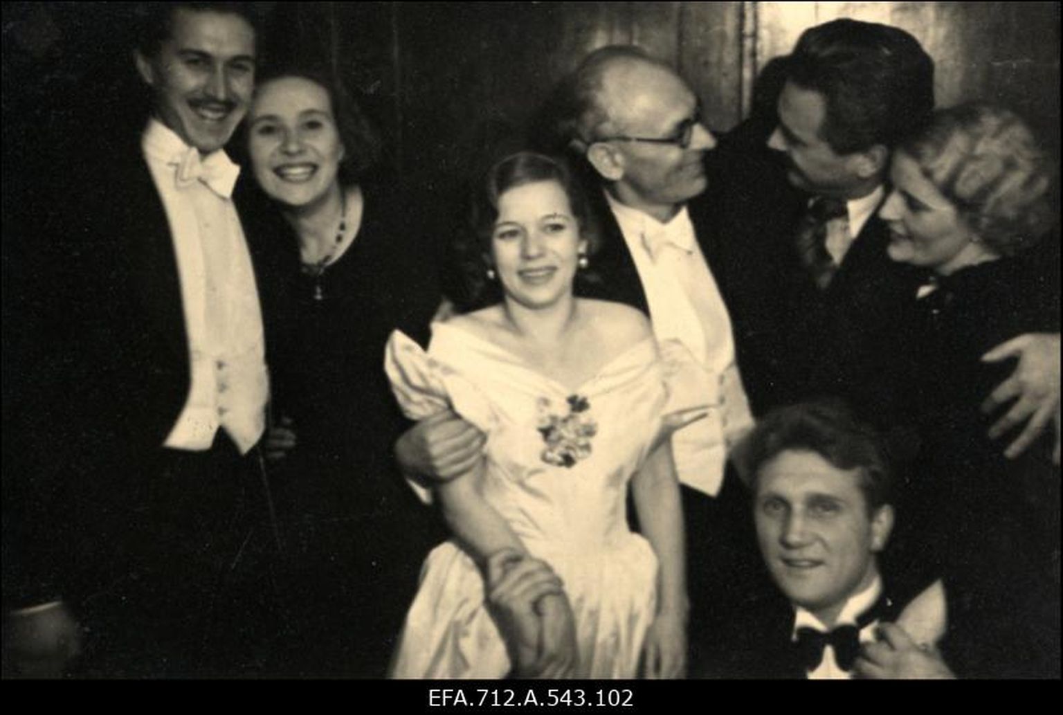 Eesti teatritegelased 1940. aastal ballil. Keskel näitleja Salme Reek.
