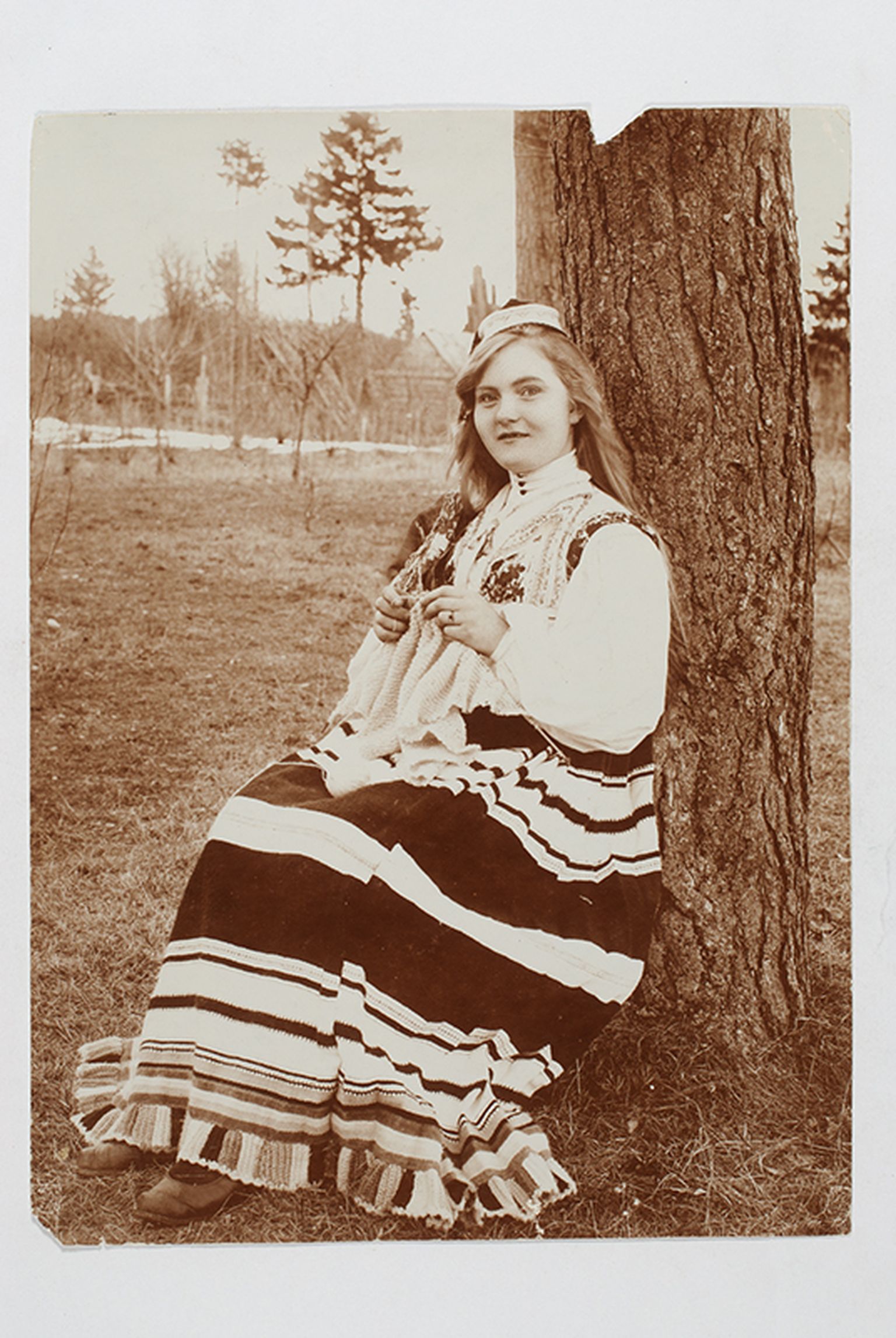 C.Bulla foto. Rahvariides tütarlaps koob, Jämaja, ERM Fk 579:2, Eesti Rahva Muuseum,