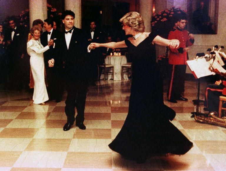 Printsess Diana kannab Victor Edelsteini kleiti, liueldes põrandal koos näitleja John Travoltaga Valges Majas 9. novembril 1985, Washington, USA.