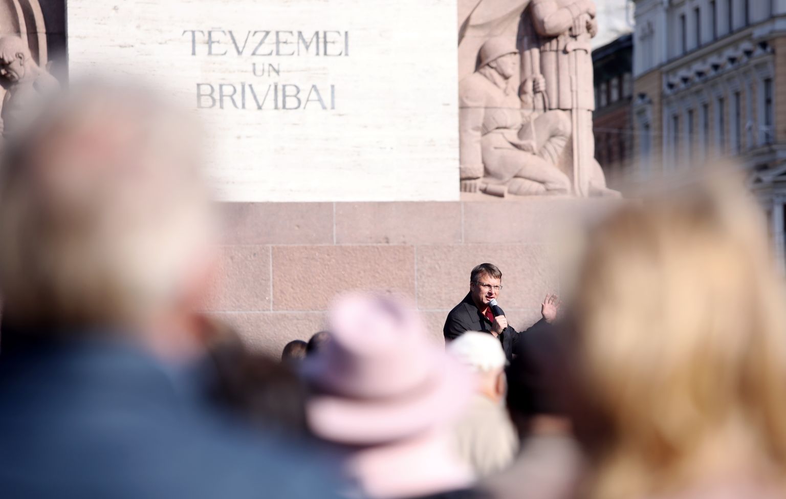 Айнар Шлесерс у памятника Свободы в Риге