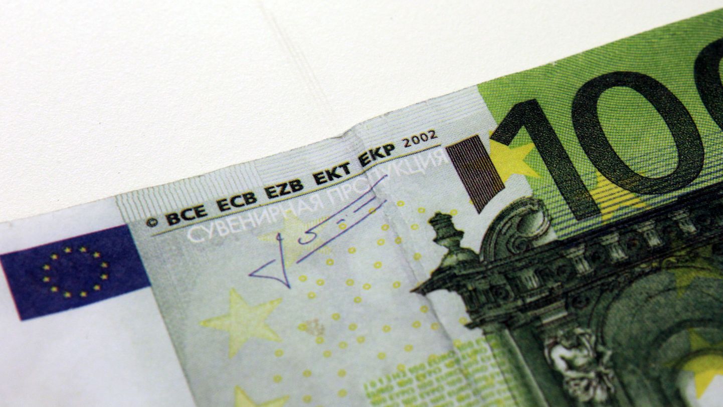 Pildil on võltsimistunnustega euro.