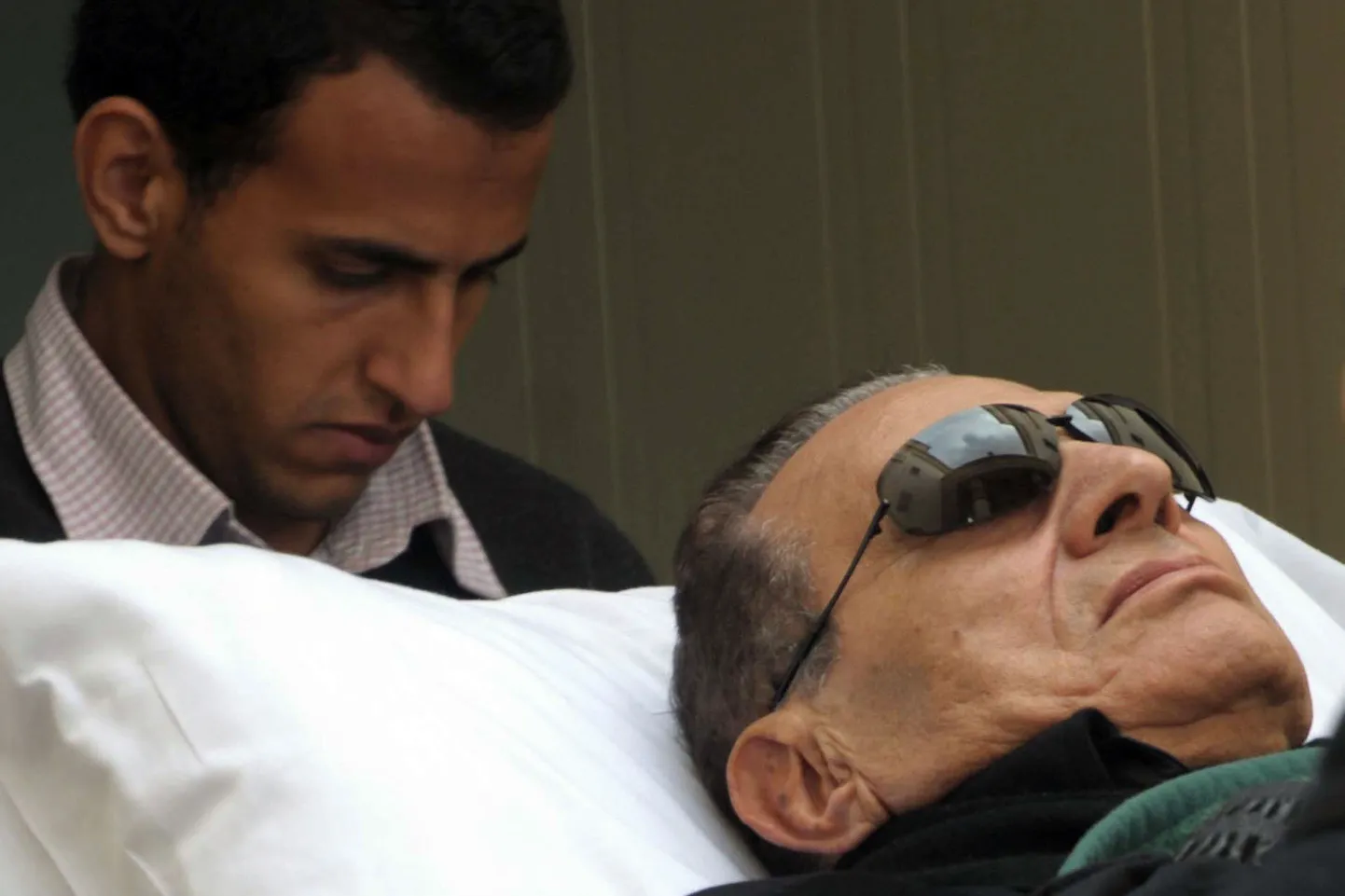 Хосни Мубарак на судебном процессе.