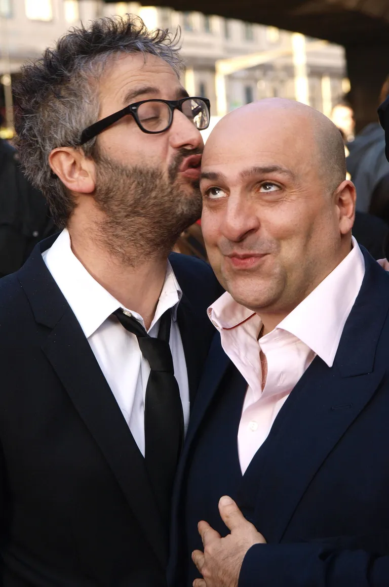 Kirjanik ja koomik David Baddiel (vasakul) väidab, et Bowie üritas noori tüdrukuid kolmekale meelitada.