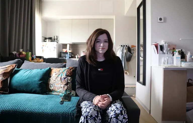 Natalja reedel, 16. juunil külalisi vastu võtmas. Taustal paistavad sidumise jaoks vajalikud vahendid, mis pole veeranditki tervest vajalikust kogusest.