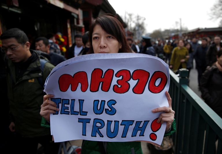Hiinlanna Catherine Gang, kelle abikaasa Li Zhi oli Malaysia Airlinesi kadunud lennukis, hoidmas 2014 käes plakatit, millel nõuab lennuki kadumise kohta õiguse rääkimist