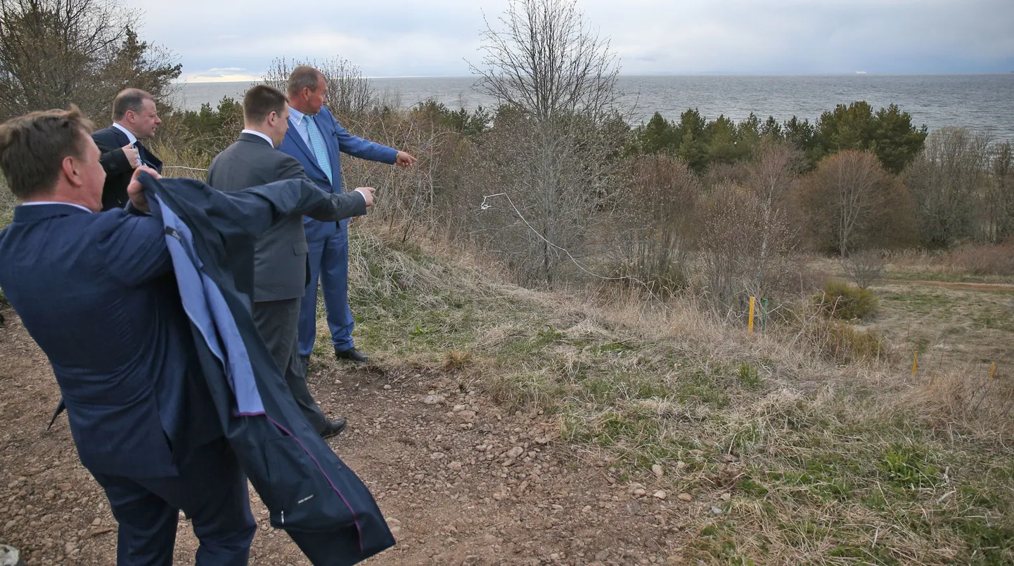 10lk1 Alexela Groupi suuromanik Heiti Hääl (pildil paremalt) näitas eile õhtul peaministritele Jüri Ratasele, Saulius Skvernelisele ja Māris Kučinskisele, kust suunast hakkaksid tulevikus Pakri poolsaare poole tulema laevad. Meeste selja taha rajataks LNG mahutid.
