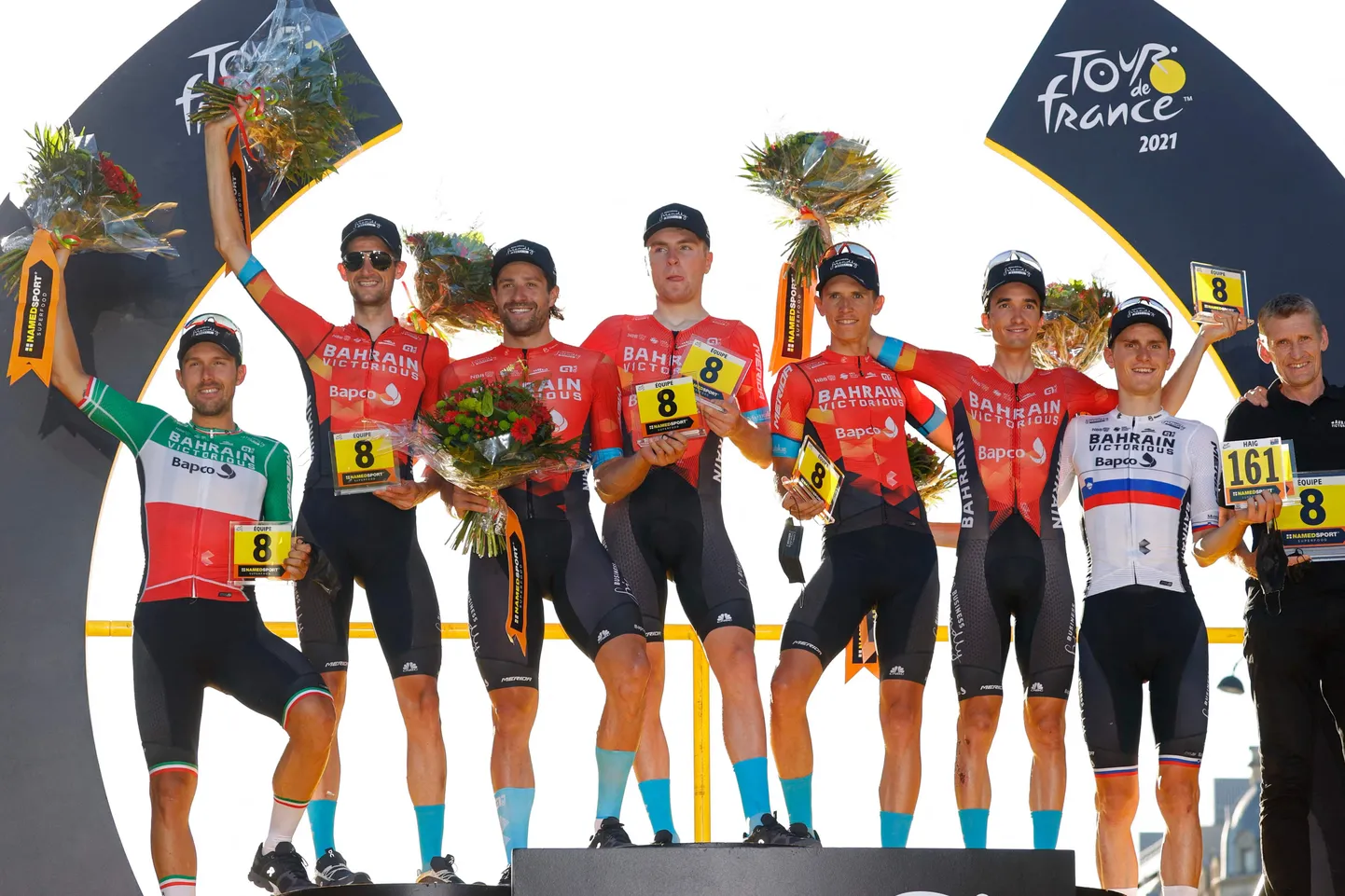 Bahrain Victoriousi jalgratturid 2021. aastal Tour de France'i poodiumil.