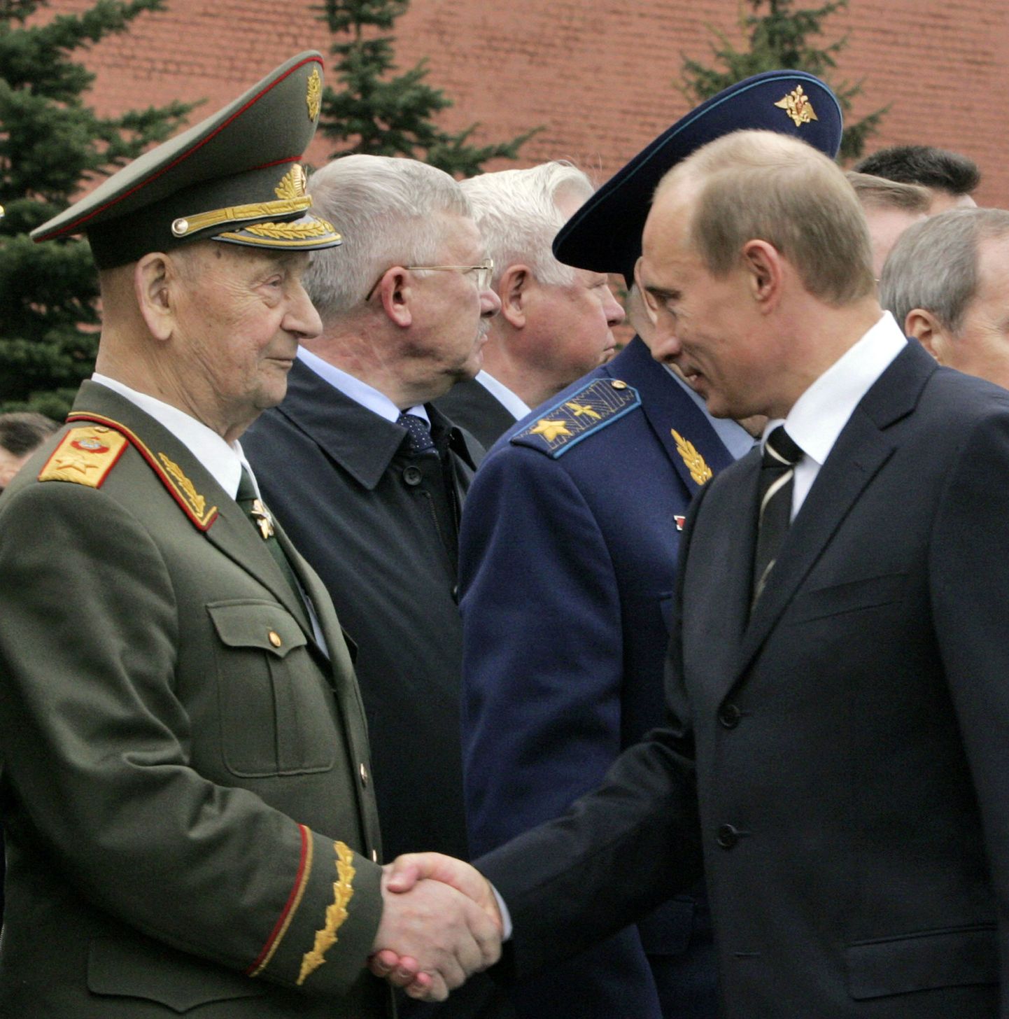 Marssal Sergei Sokolovil surub kätt president Vladimir Putin. Pilt on tehtud 2007. aastal.