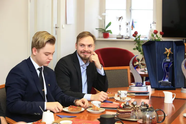 Rasmus Haugasmägi (parempoolne) nimetati taas Tartu aasta meessportlaseks.