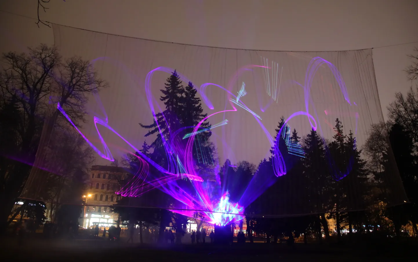 Gaismas festivāla "Staro Rīga" objekts "Laika  zīmju portāls" Vērmanes dārzā.