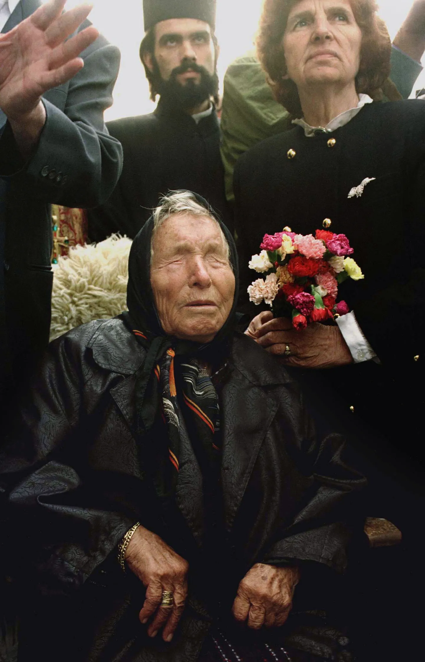 Pime Bulgaaria selgeltnägija Vanga Rupites, ümbritsetuna oma kummardajatest. Oktoober 1994