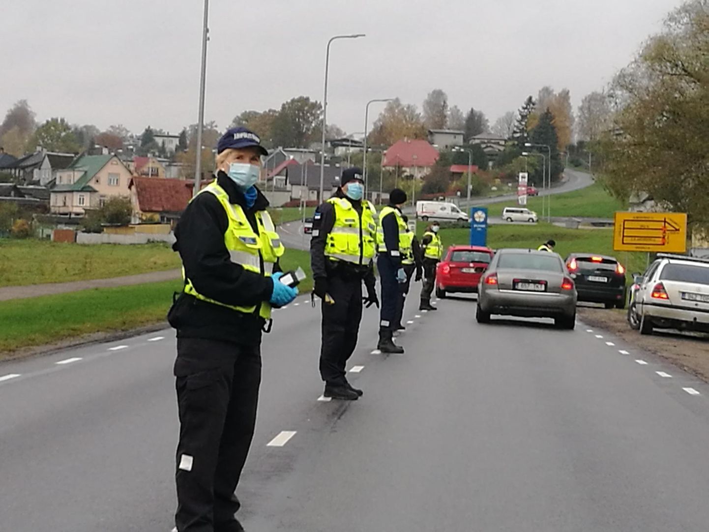 Esmaspäeva hommikul panid politseinikud kõik Tartu poolt tulevad autod Viiratsi ja Viljandi vahel puhuma.