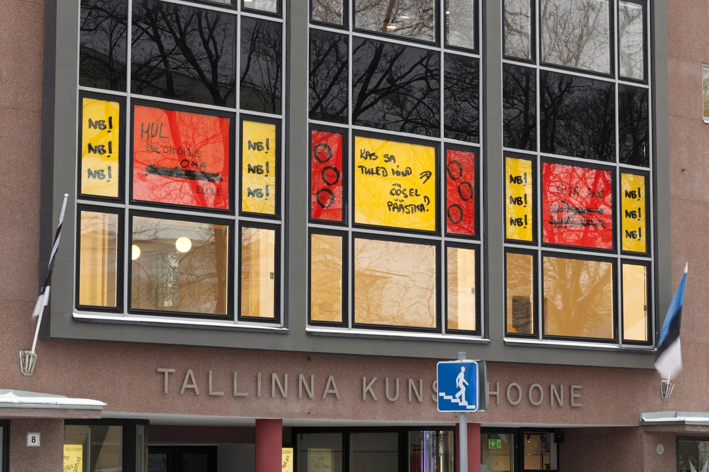 Vaade Flo Kasearu näitusele väljastpoolt.