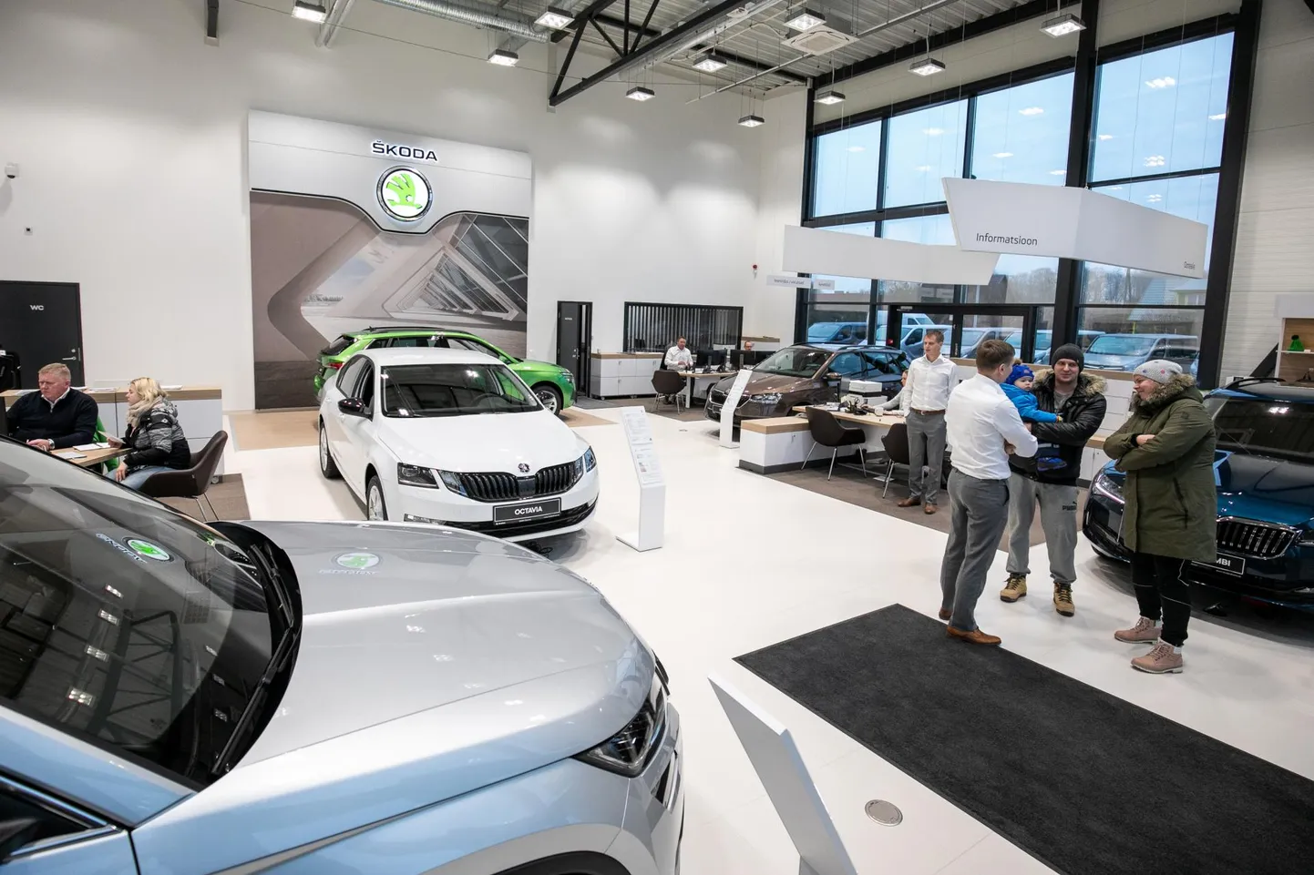 Klientidel on võimalus kohapeal olevaid autosid proovida ja hinnata.