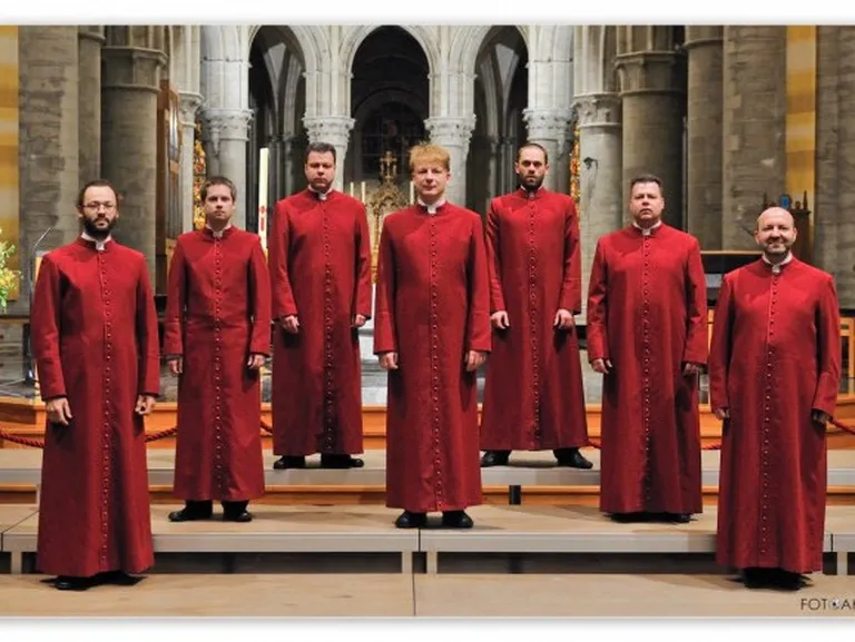Viduslaiku un renesanses vokālā grupa “Schola Cantorum Riga”.