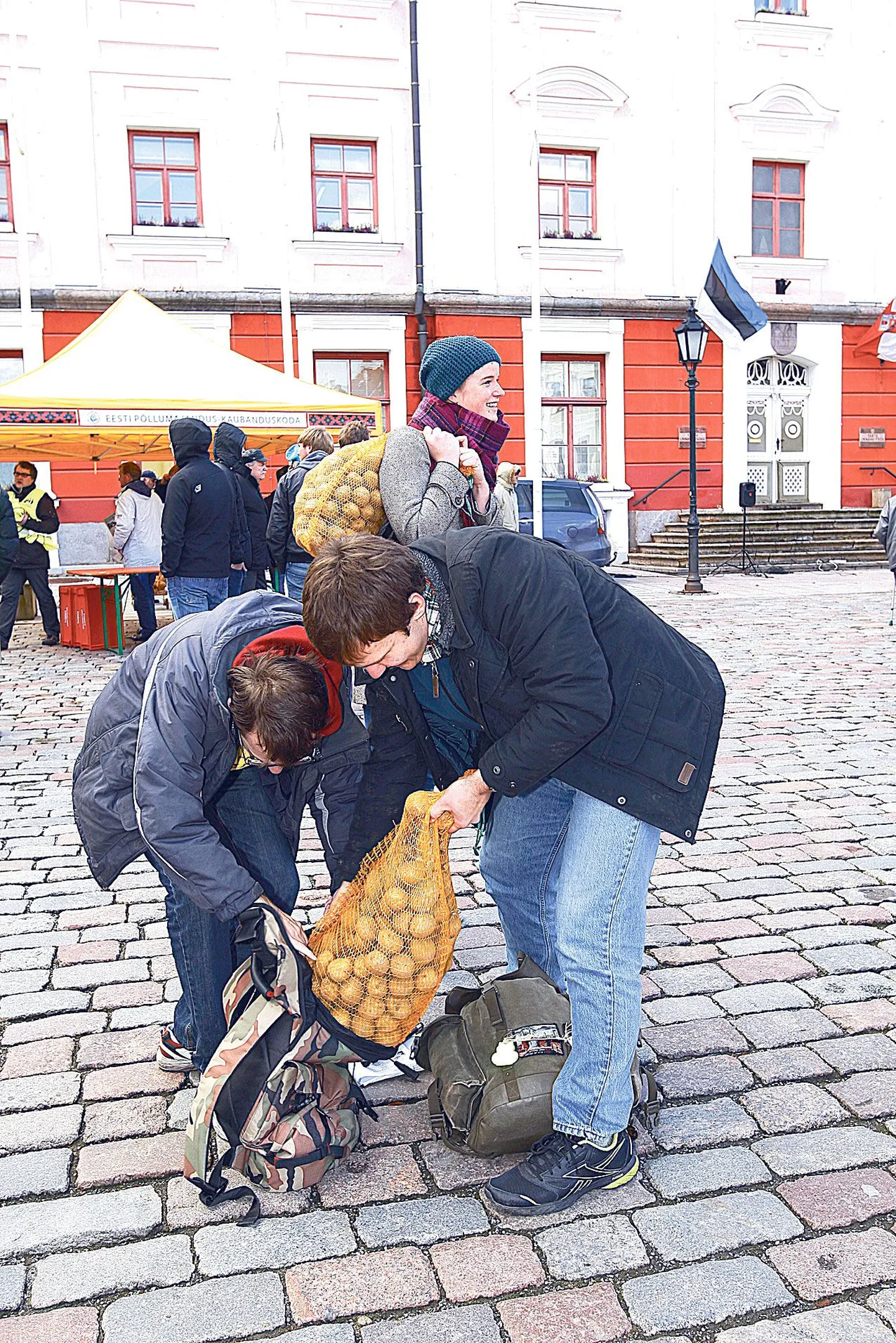 Lahkelt pakutud kartuli ja piima võtsid rõõmsalt vastu ka paljud tudengid.