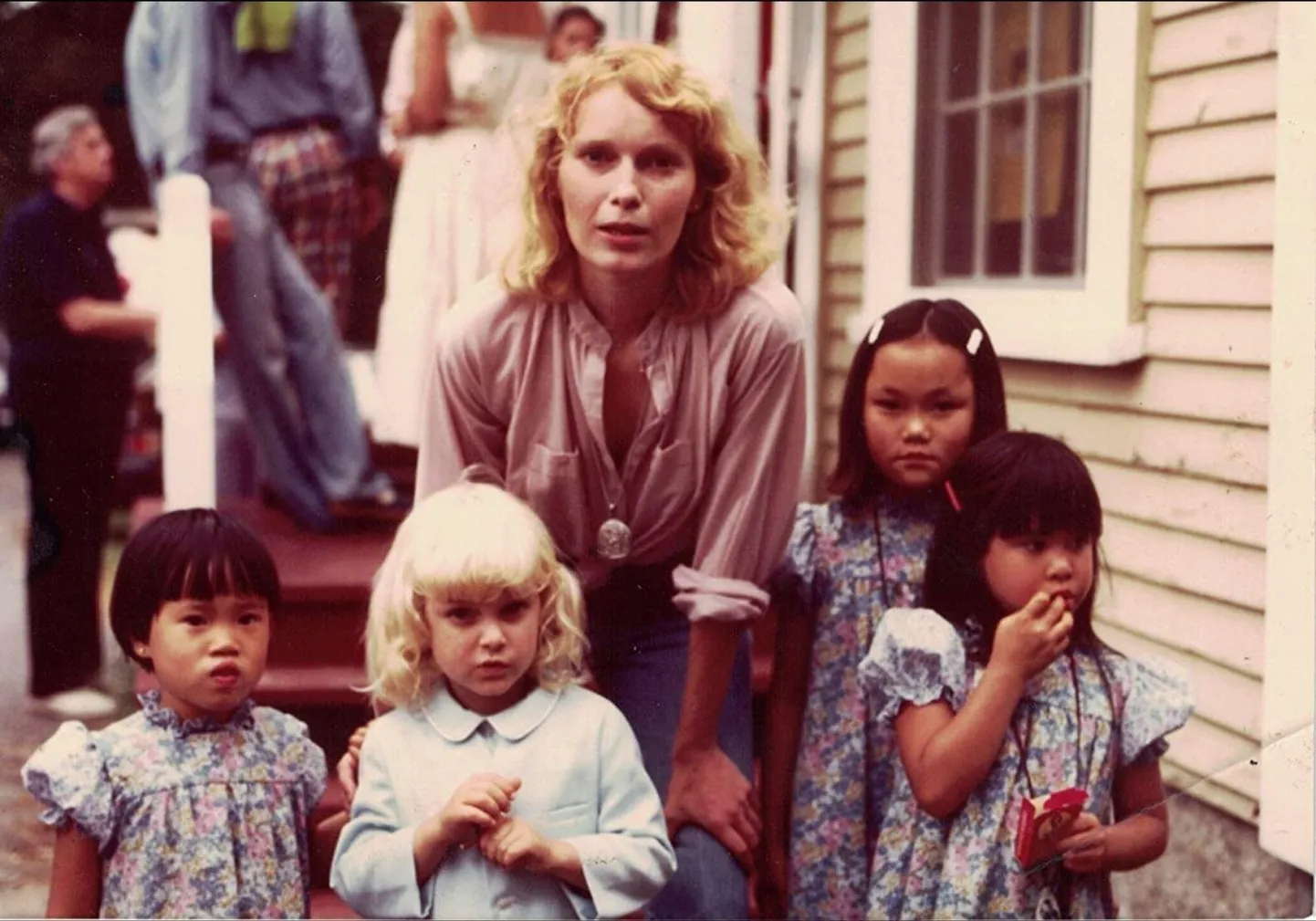 Armas ammune perepilt telesarjast «Allen versus Farrow»: Mia Farrow, Daisy Previn, Fletcher Previn, Soon-Yi Previn ja Lark Previn.