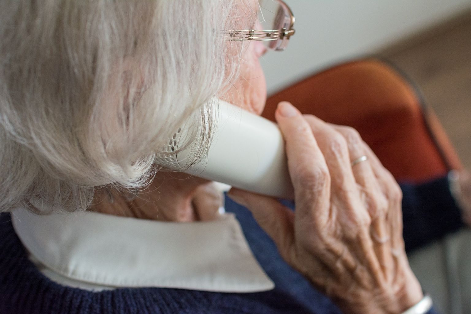 Üksindust näitab ka see, kui eakad hakkavad pidevalt perearstile helistama ja iga nädal nõudma uuringuid. Tegelikult soovivad nad lihtsalt inimlikku kontakti.