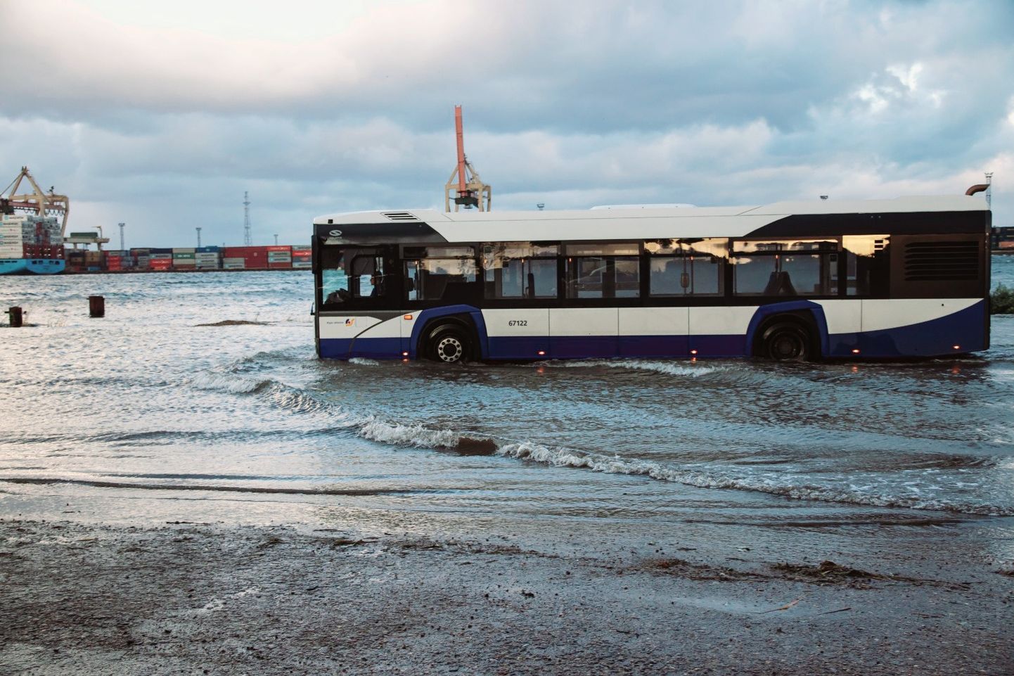 Автобус Rīgas satiksme во время бури в Риге