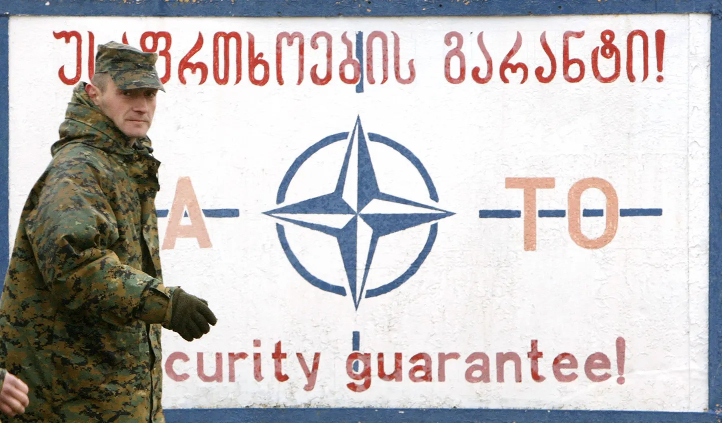 Надпись на плакате в Тбилиси: "НАТО - безопасность гарантирована"