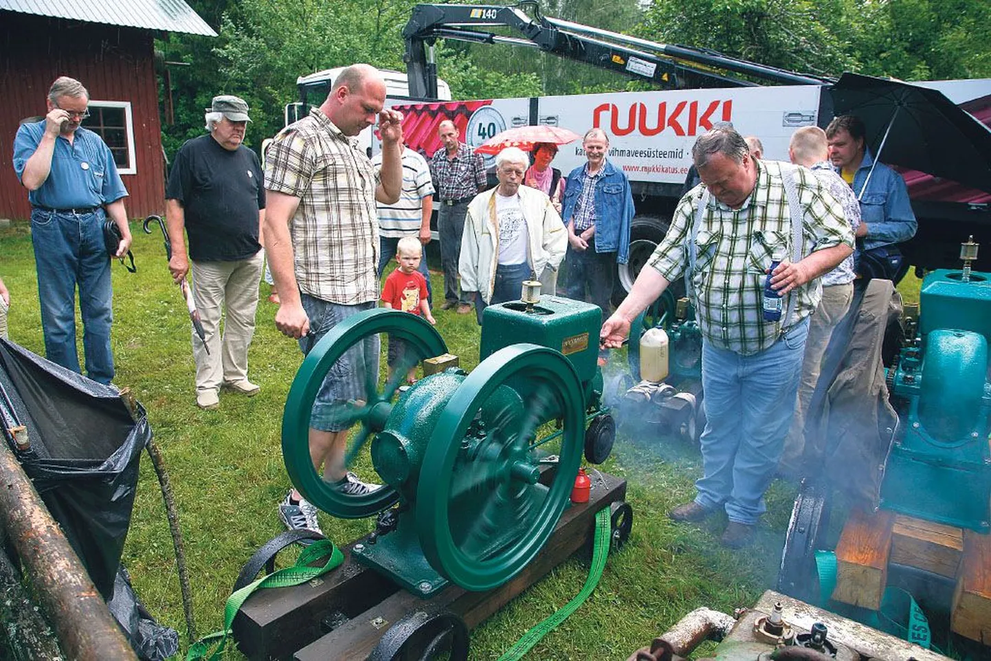 Janno ja Raivo Annuse (paremal) sadakonna aasta vanune maamootor ajas algul küll hirmsat tossu välja, aga masina mahedat häält suits ei summutanud.