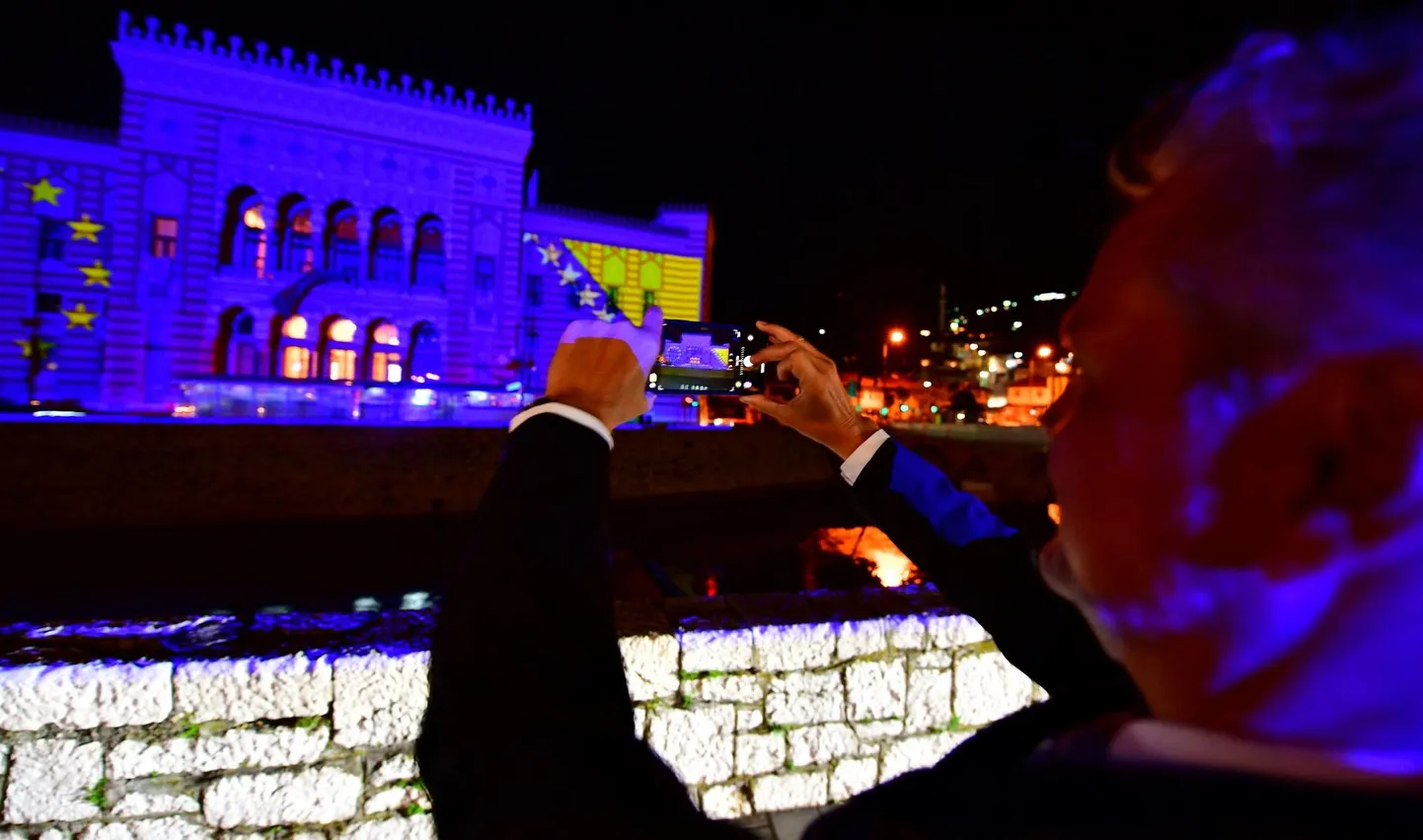 ELi suursaadik Bosnia ja Hertsegoviinas Johann Sattler pildistab 9. mail, Euroopa päeval Bosnia ja ELi lipuvärvides kaunistatud Sarajevo raekoda. Mitteametlik aruteludokument väitis, et Bosnial pole lootustki ELi pääseda ning tulevane nuditud moslemite riik võiks hoopis otsustada partnerluse kasuks Türgiga.