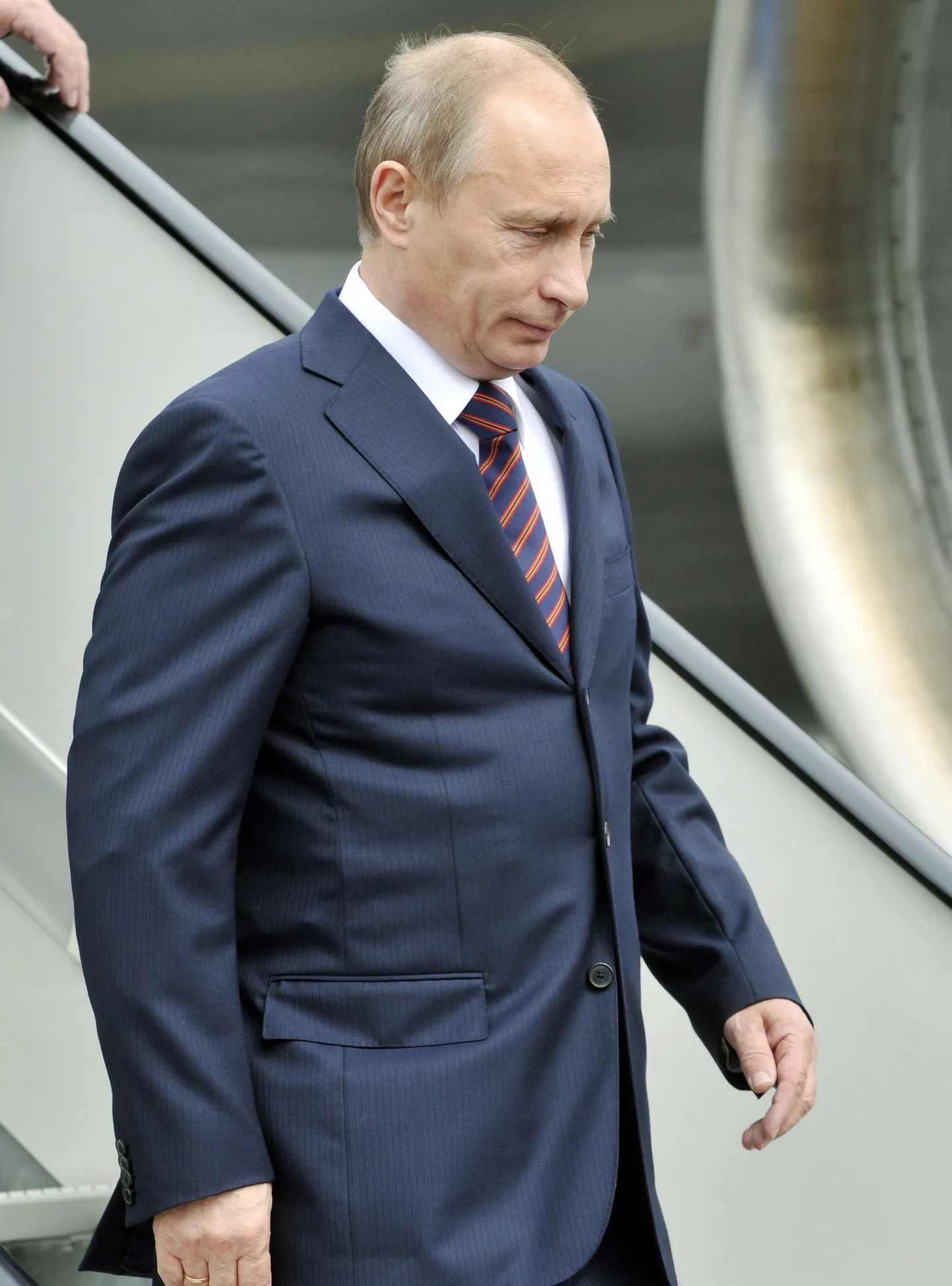 Vene valitsusjuht Vladimir Putin laskub mööda lennukitreppi alla Helsingi-Vantaa lennuväljal.