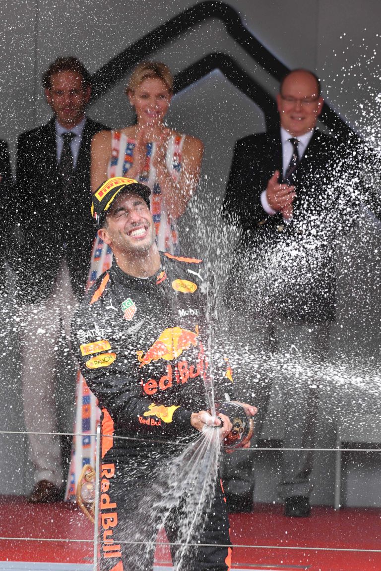 Monaco vürstinna Charlene jõi Monaco GP auhinnajagamisel šampanjat. Võitja Daniel Ricciardo